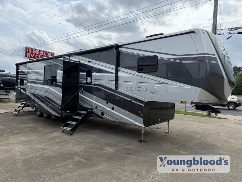 2025 Jayco Seismic 399 - Photo 2