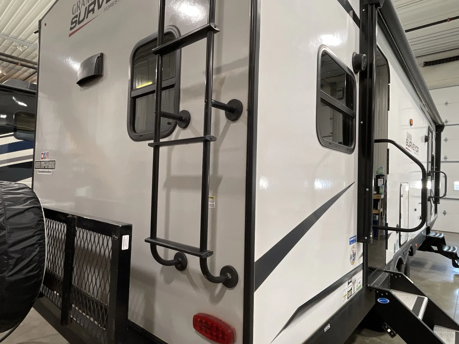 2023 Forest River Grand Surveyor 263RKSS — off campside