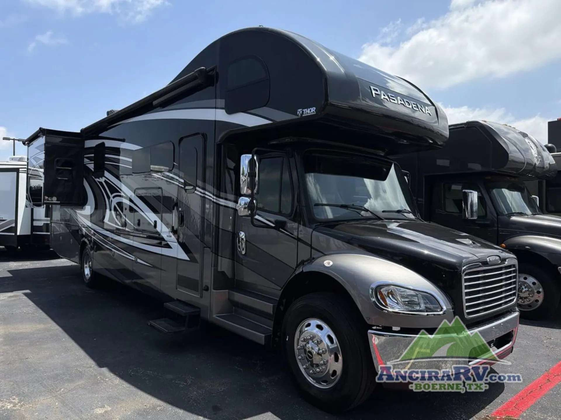 2023 Thor Motor Coach Pasadena 38MX - Photo 2