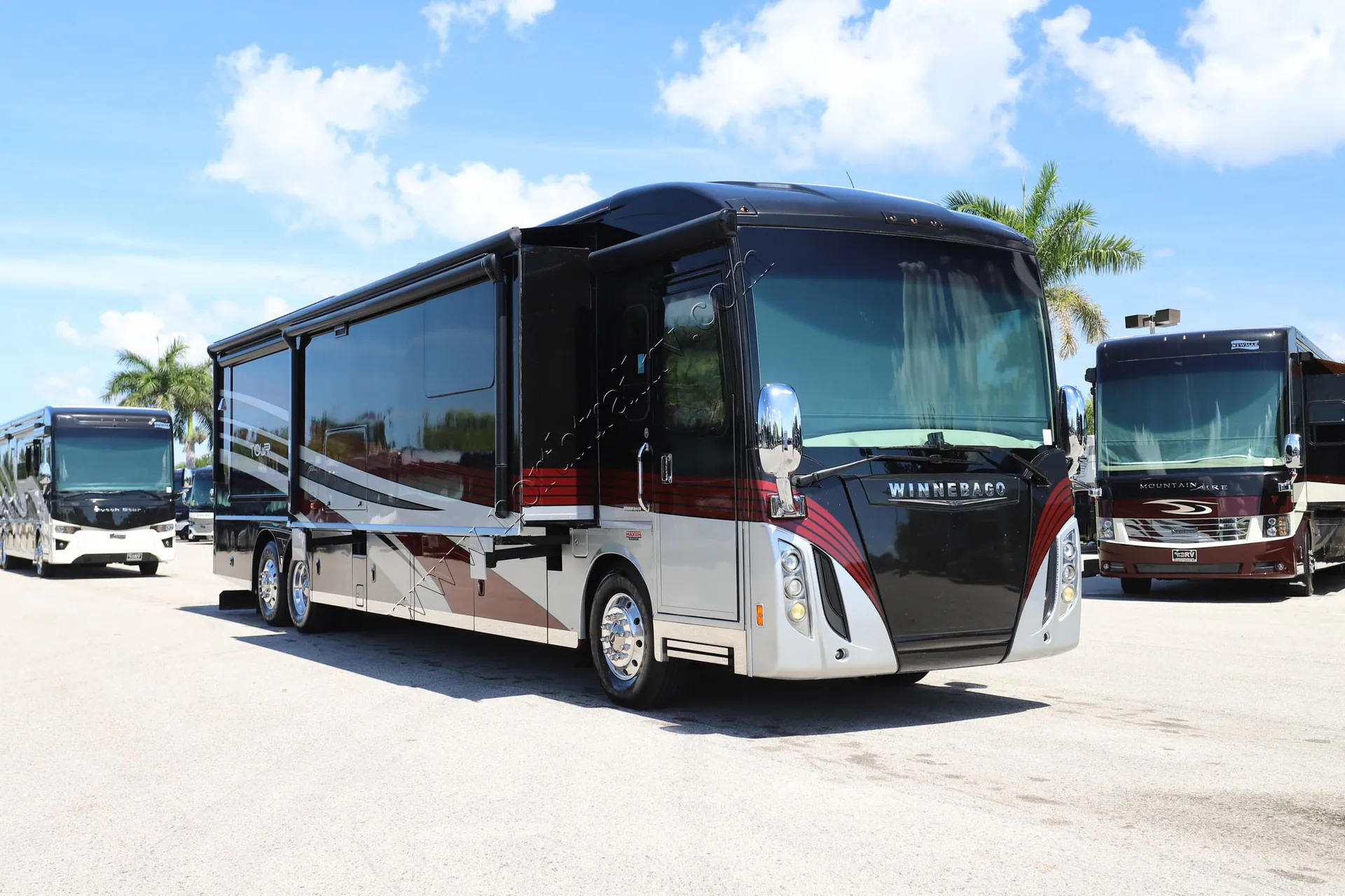 2017 Winnebago Tour 45RD - Photo 3