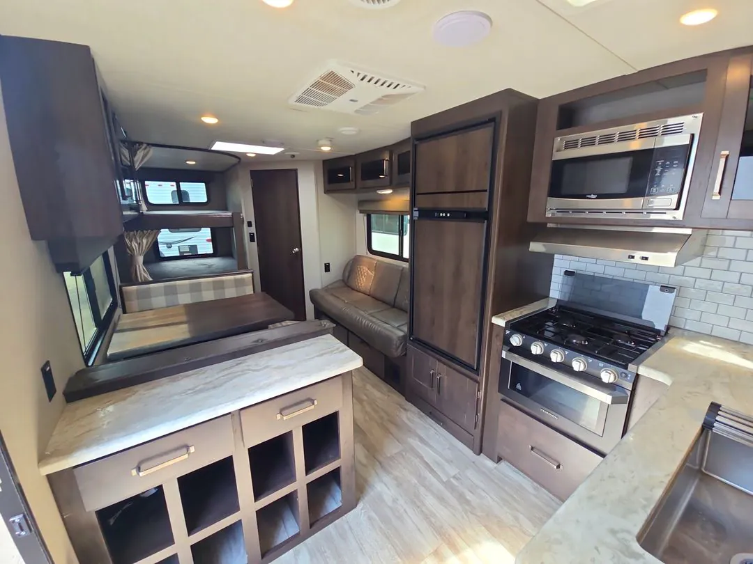 2021 Grand Design Imagine 2470BH - Photo 3
