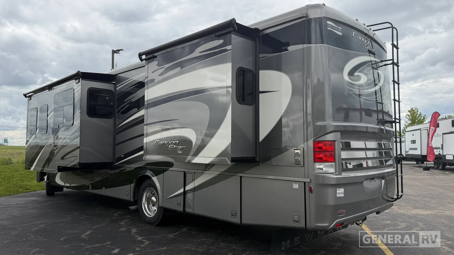 2019 Newmar Canyon Star 3722 - Photo 4