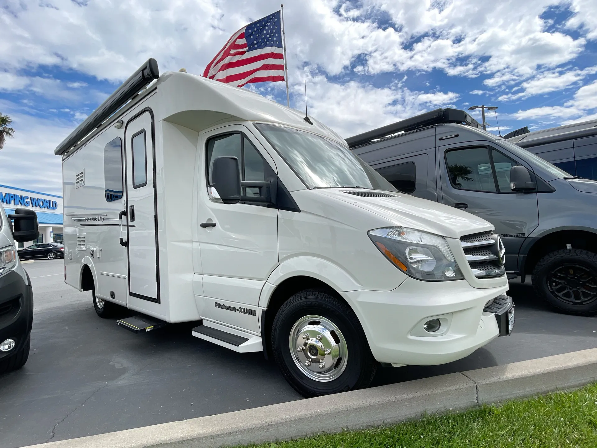2019 Pleasure-Way Plateau XLMB3500 - Main photo
