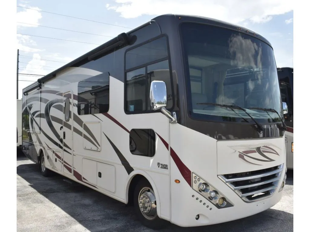 2020 Thor Motor Coach Hurricane 33X - Photo 2