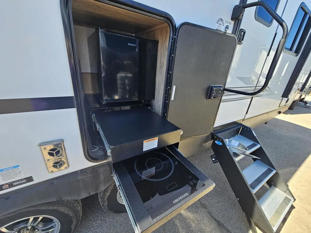 2022 Palomino Solaire 242RBS - Photo 4