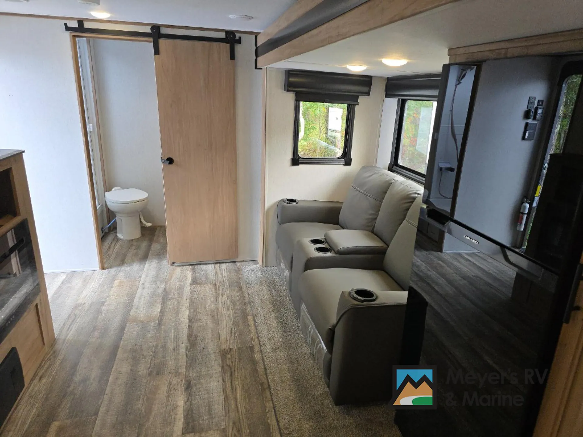 2023 Forest River Cherokee Alpha Wolf 22SW-L — Photo 6