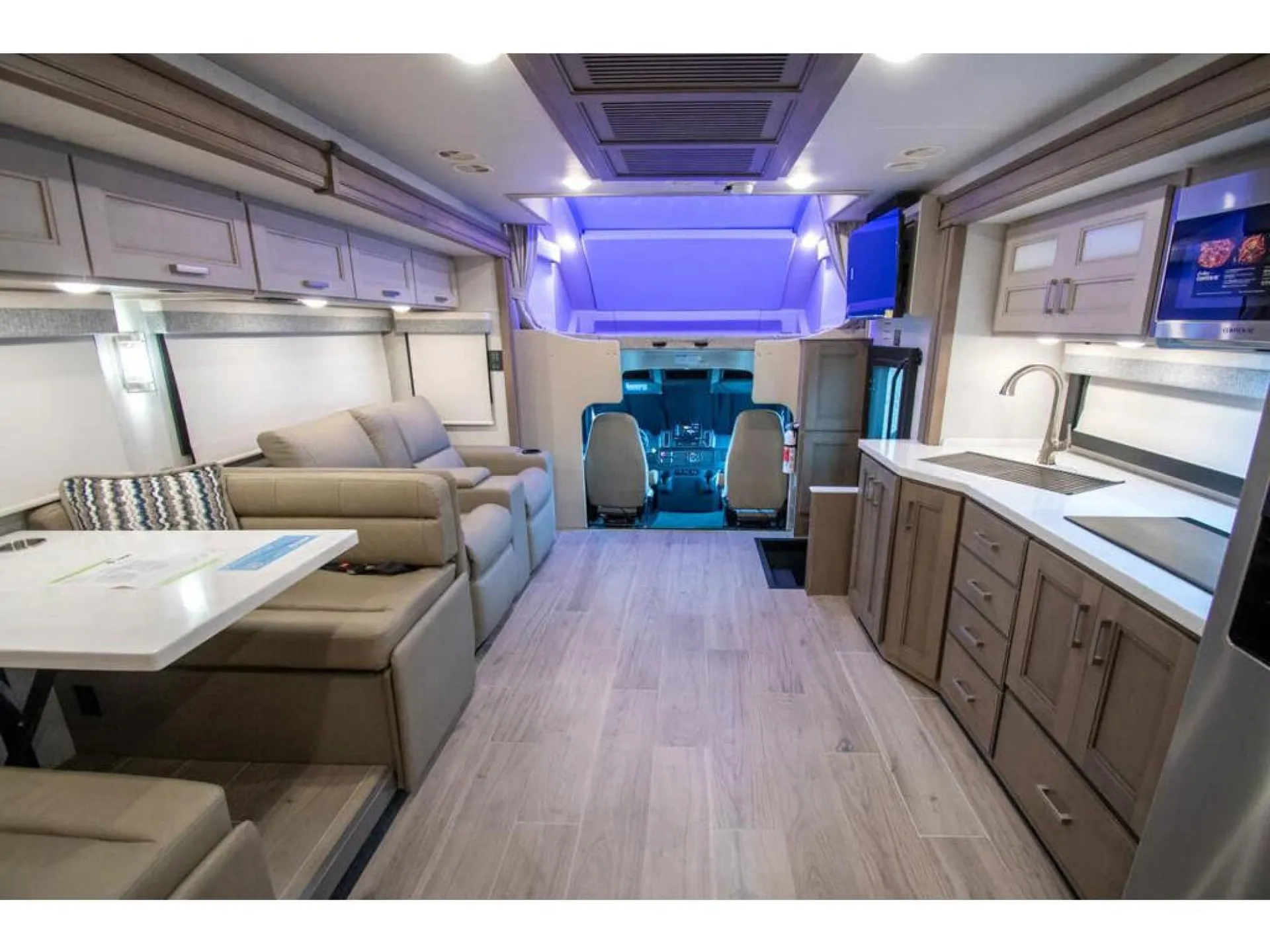 2026 Thor Motor Coach Pasadena SV 38XL - Photo 3