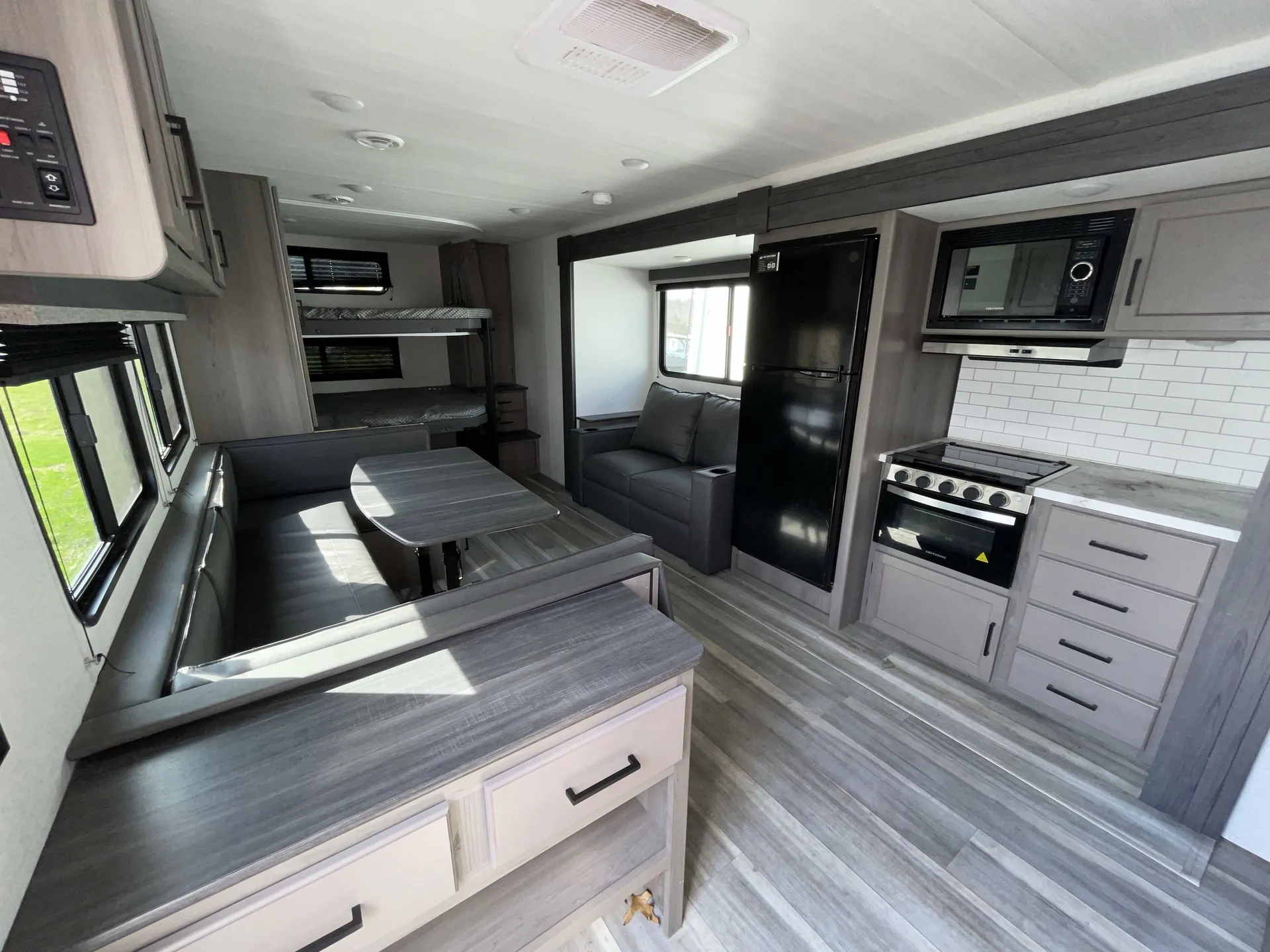 2024 Keystone Hideout 32TQS — living area main