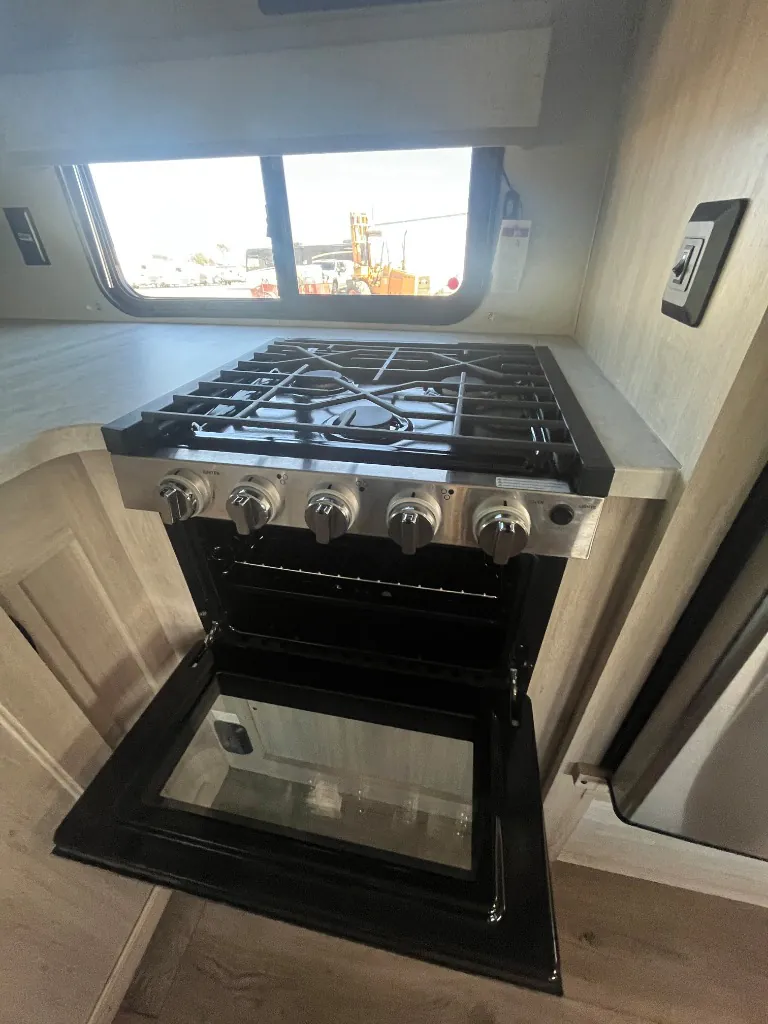 2024 Coachmen Catalina Legacy Edition 333FKTS, Photos photo 25