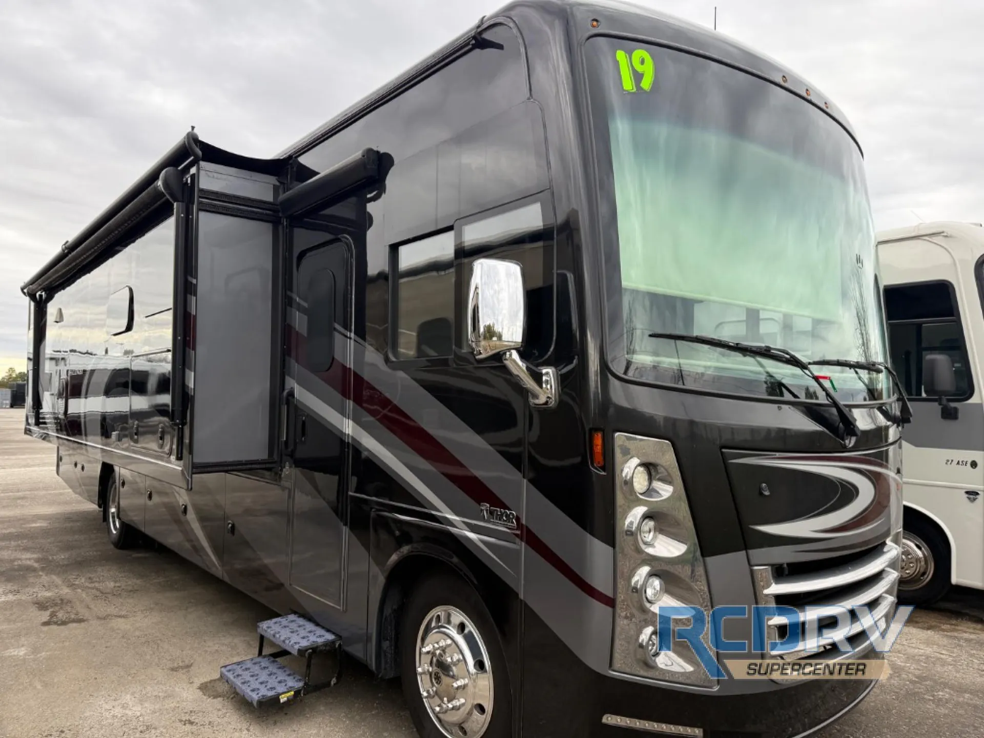 2019 Thor Motor Coach Challenger 37FH - Photo 2