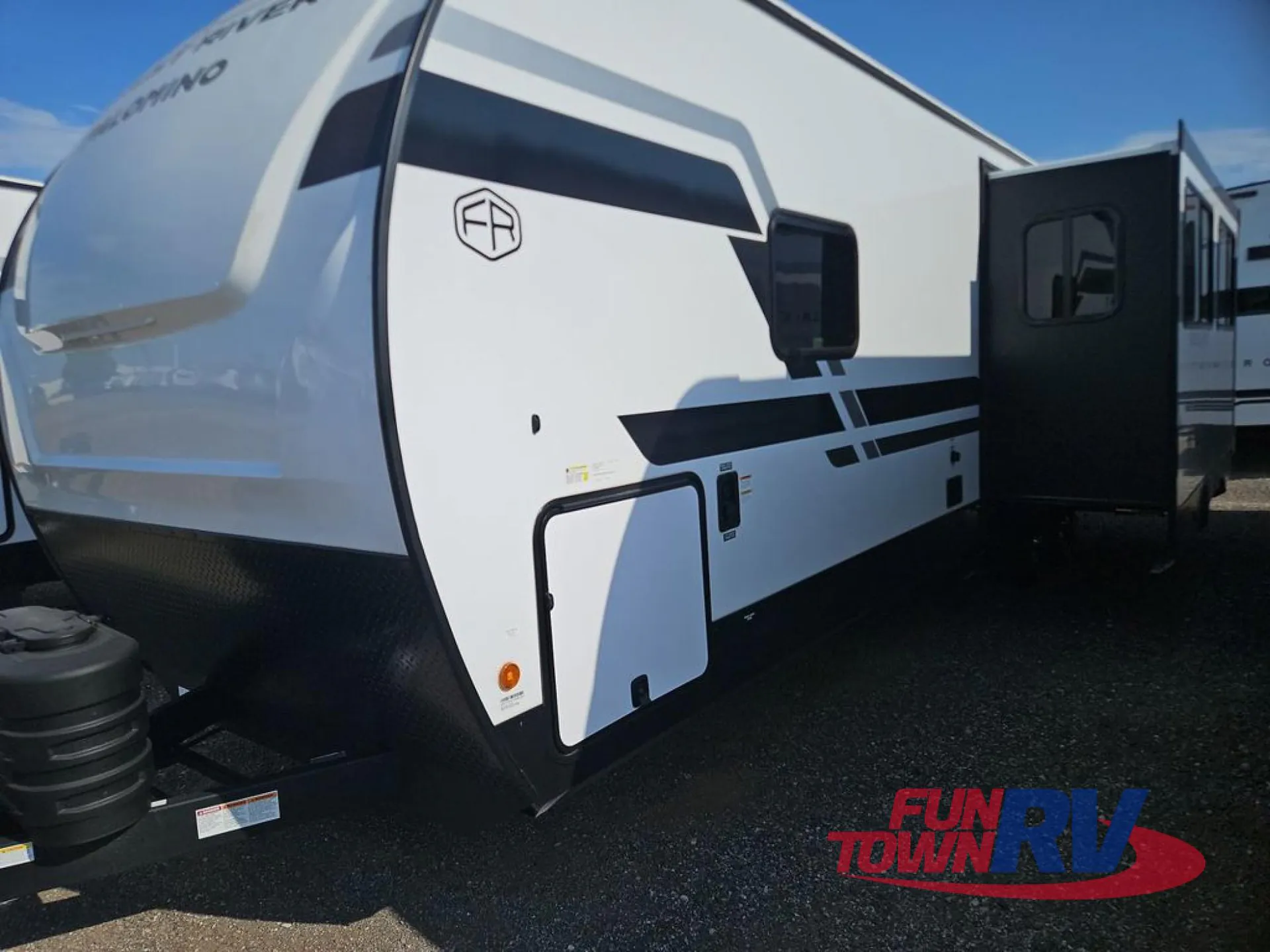 2027 Forest River Solaire 3150TBSS - Photo 4