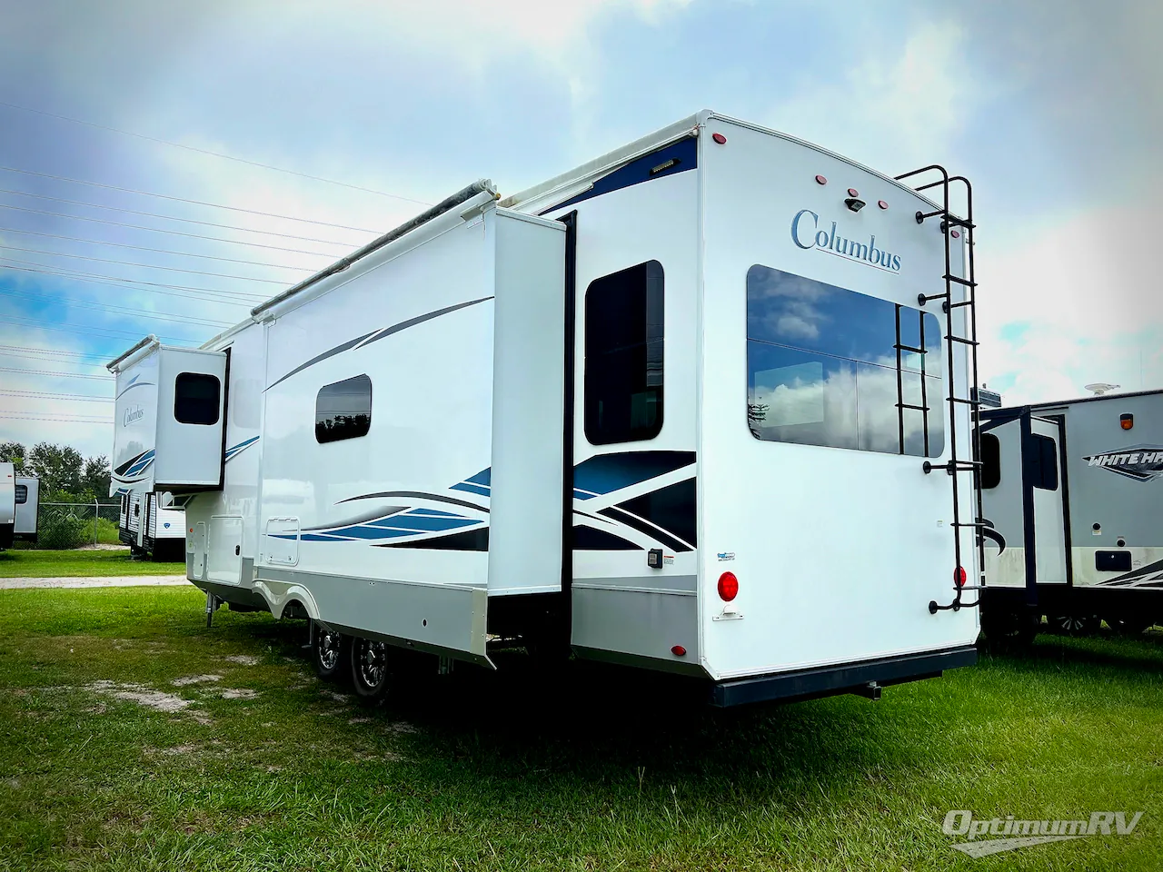 2022 Palomino Columbus 329DV dealer photo 2 from Optimum RV
