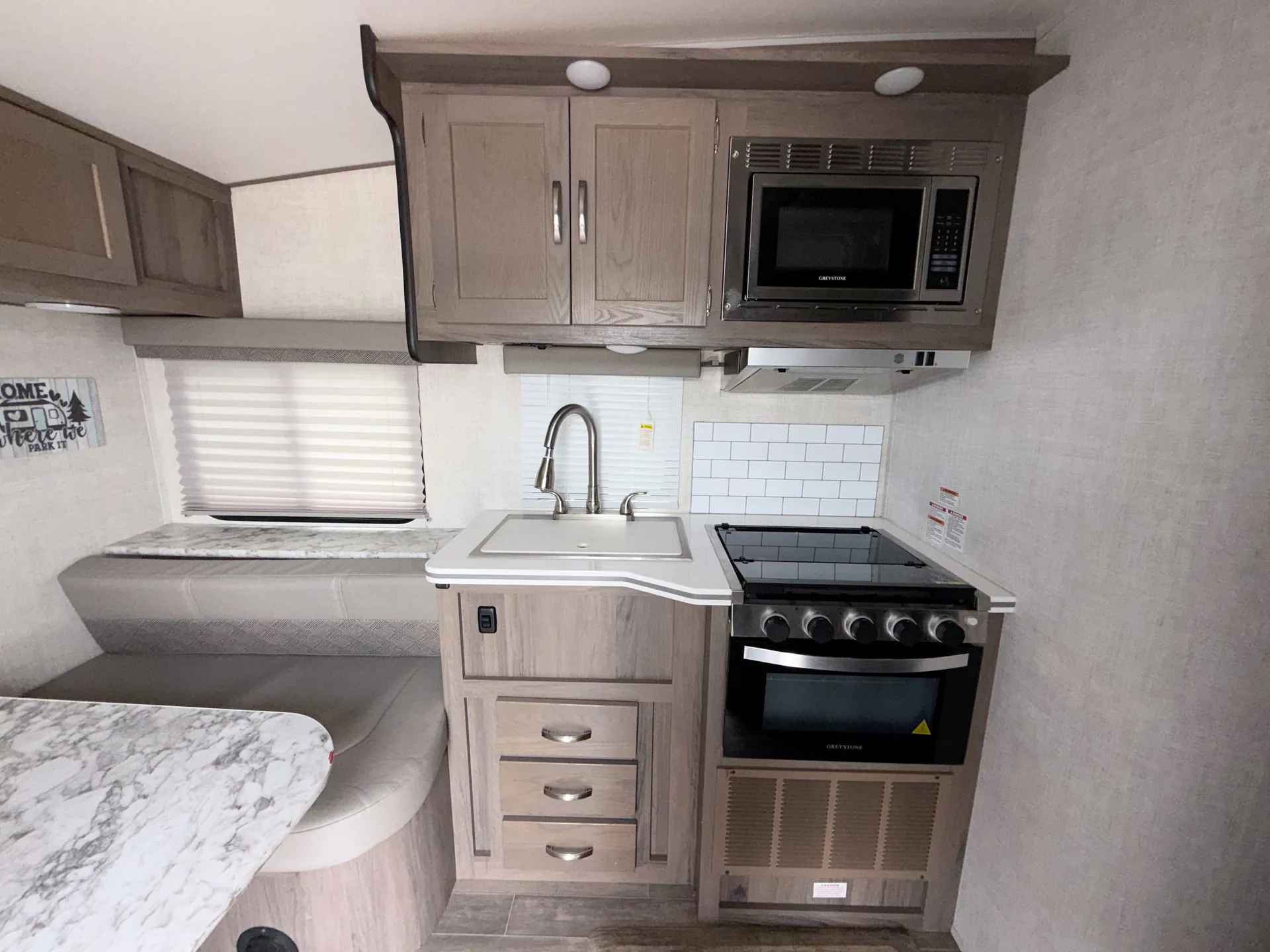 2022 Gulf Stream Vista Cruiser 19ERD — living area main