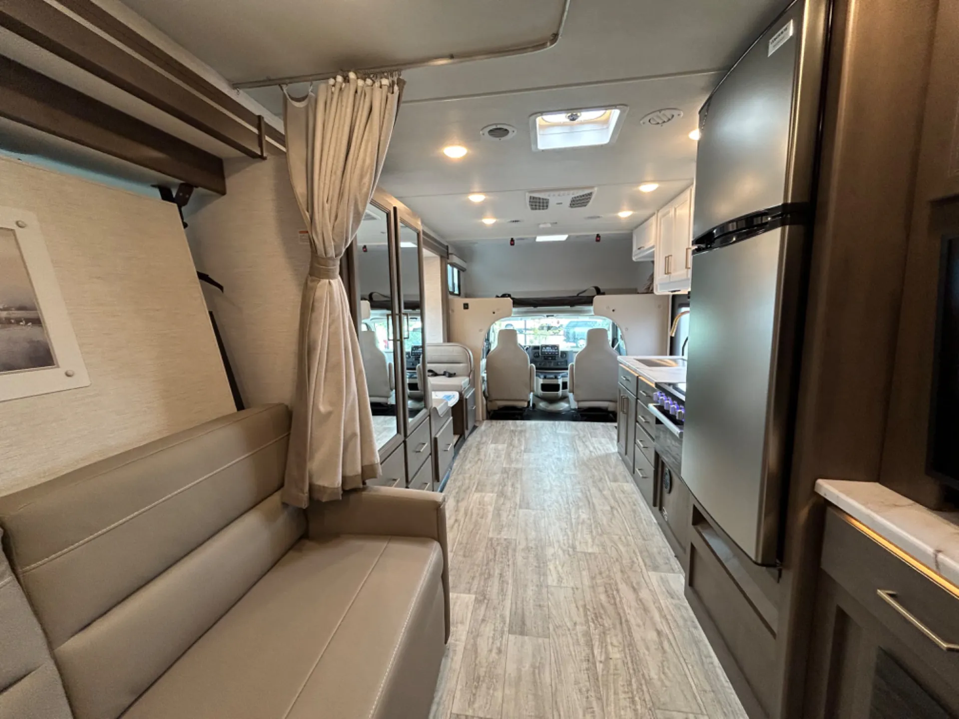 2025 Thor Motor Coach Chateau 27P - Photo 4
