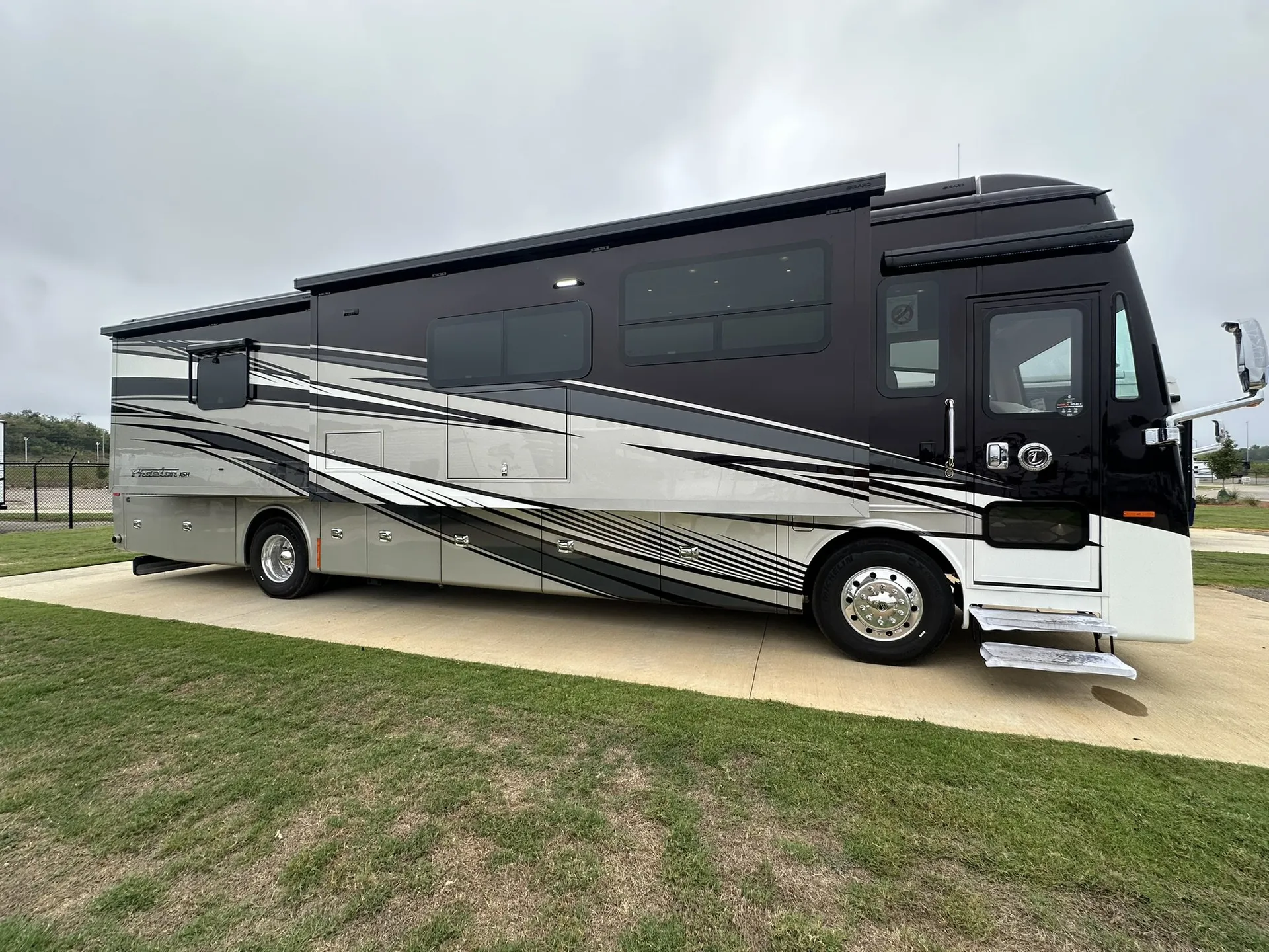 2026 Tiffin Phaeton 40 IH - Photo 2