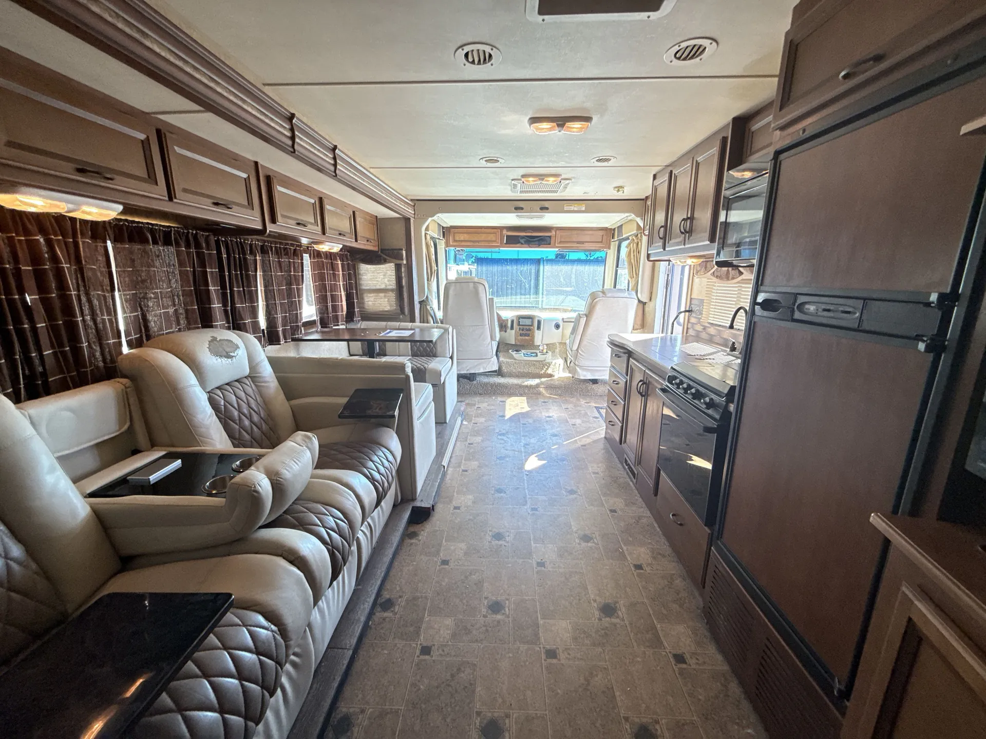 2014 Thor Motor Coach Hurricane 34E — living area main