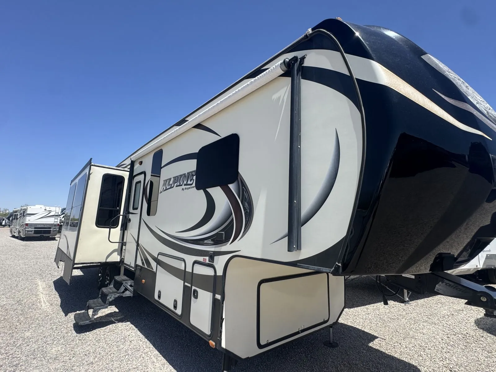 2015 Keystone Alpine 3901RE - Photo 2