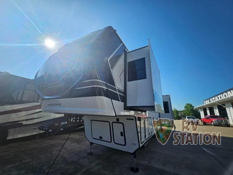2026 Keystone Montana 3915TB - Photo 3