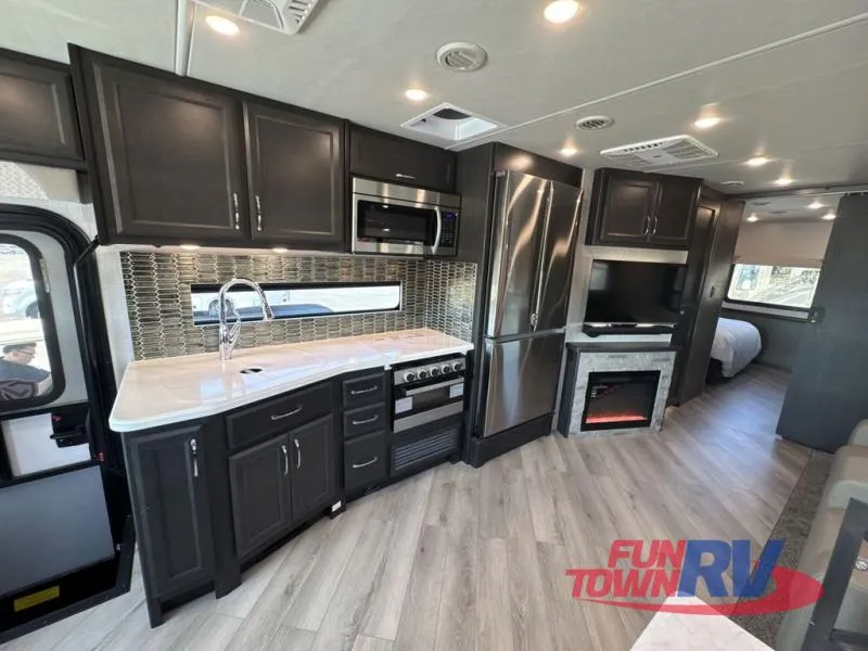 2024 Fleetwood Bounder 33C - Photo 3