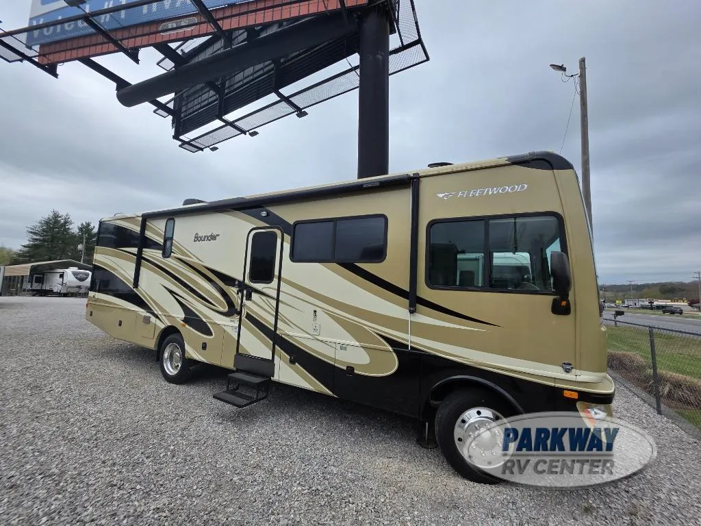 2011 Fleetwood RV Bounder 33U - Photo 2