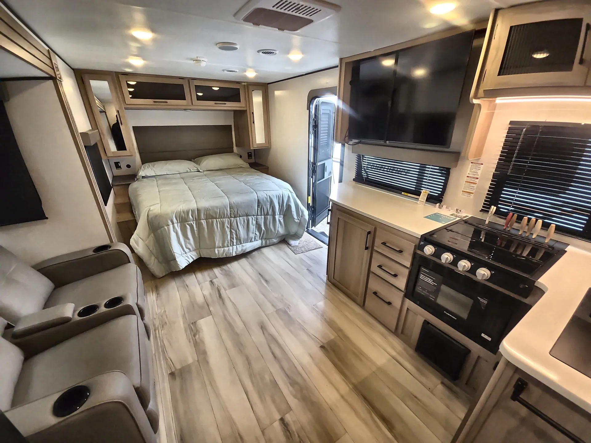 2025 Keystone Coleman Legacy 1905RB — living area main