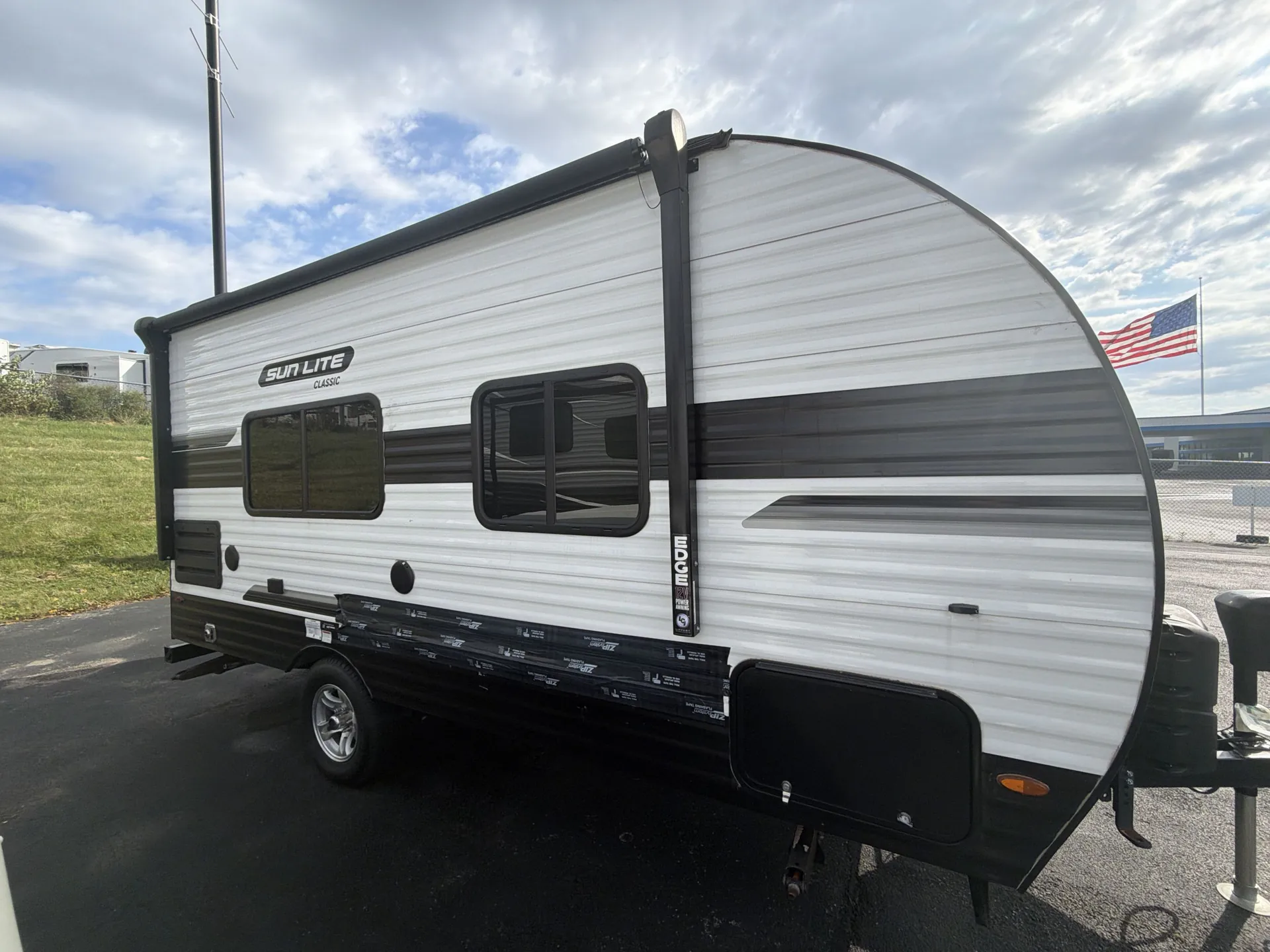 2022 Sunset Park RV Sun Lite 18RD — campside