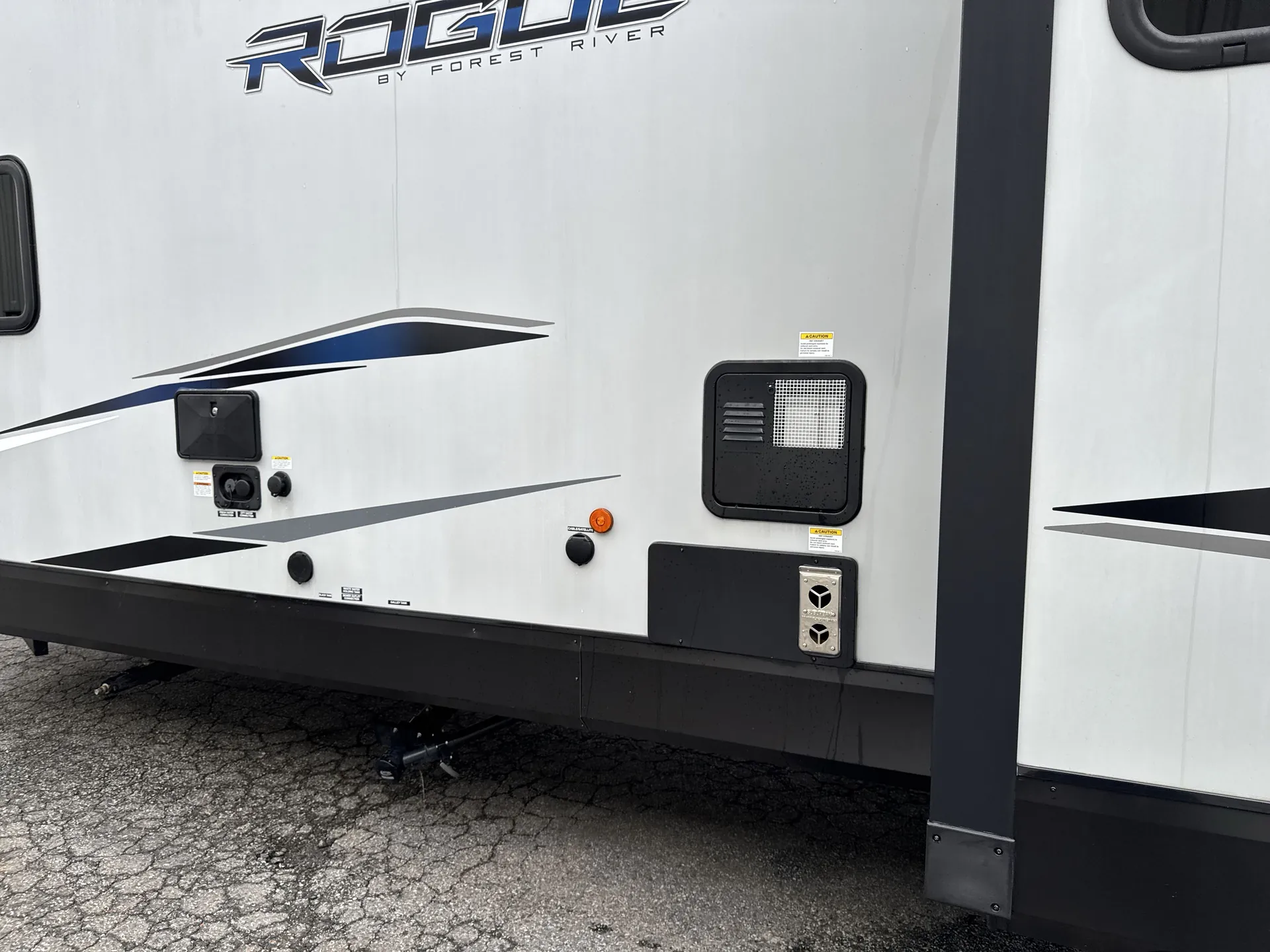 2022 Forest River Vengeance Rogue 26V — off campside