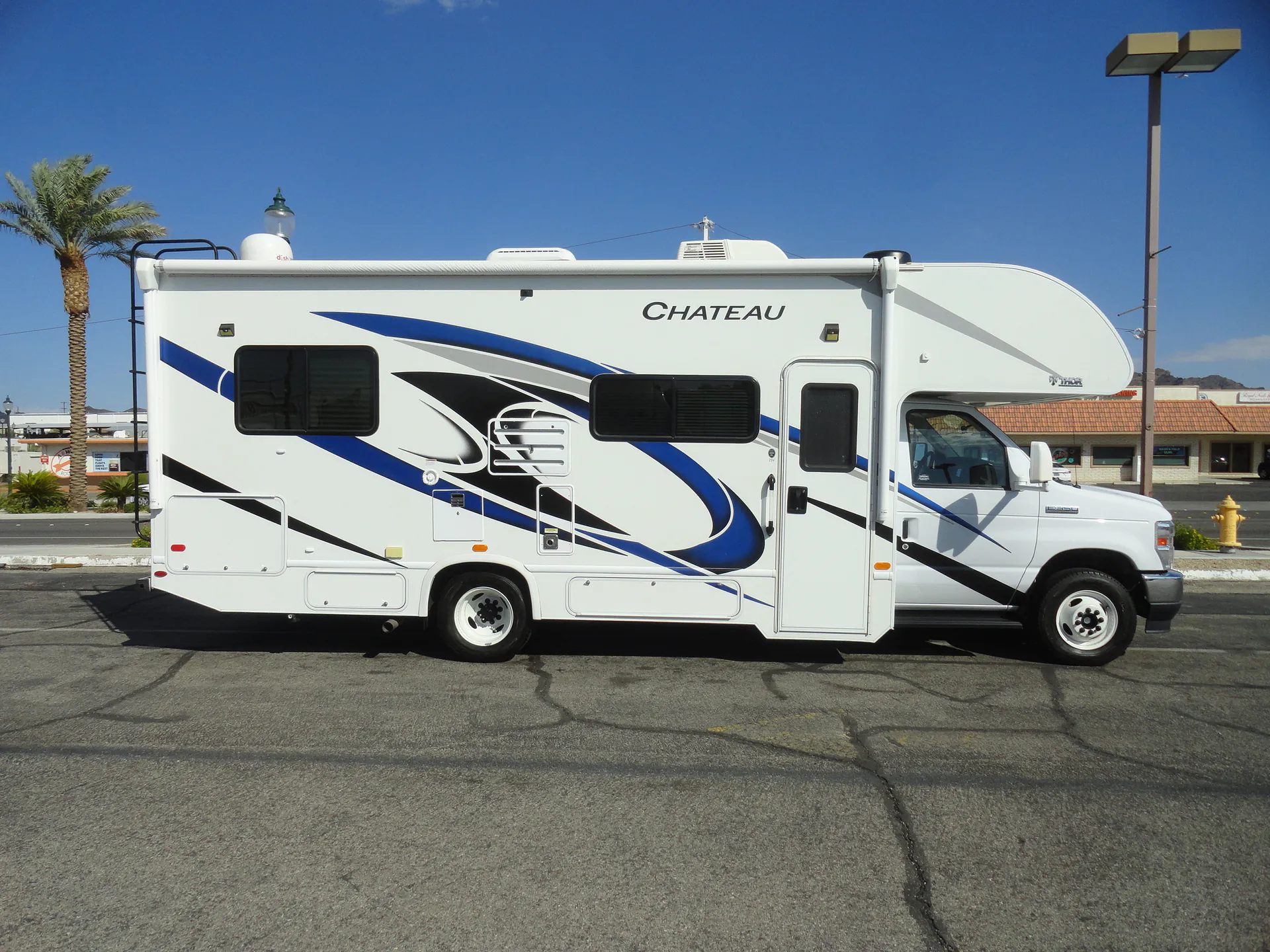 2022 Thor Motor Coach Chateau 25V - Photo 3