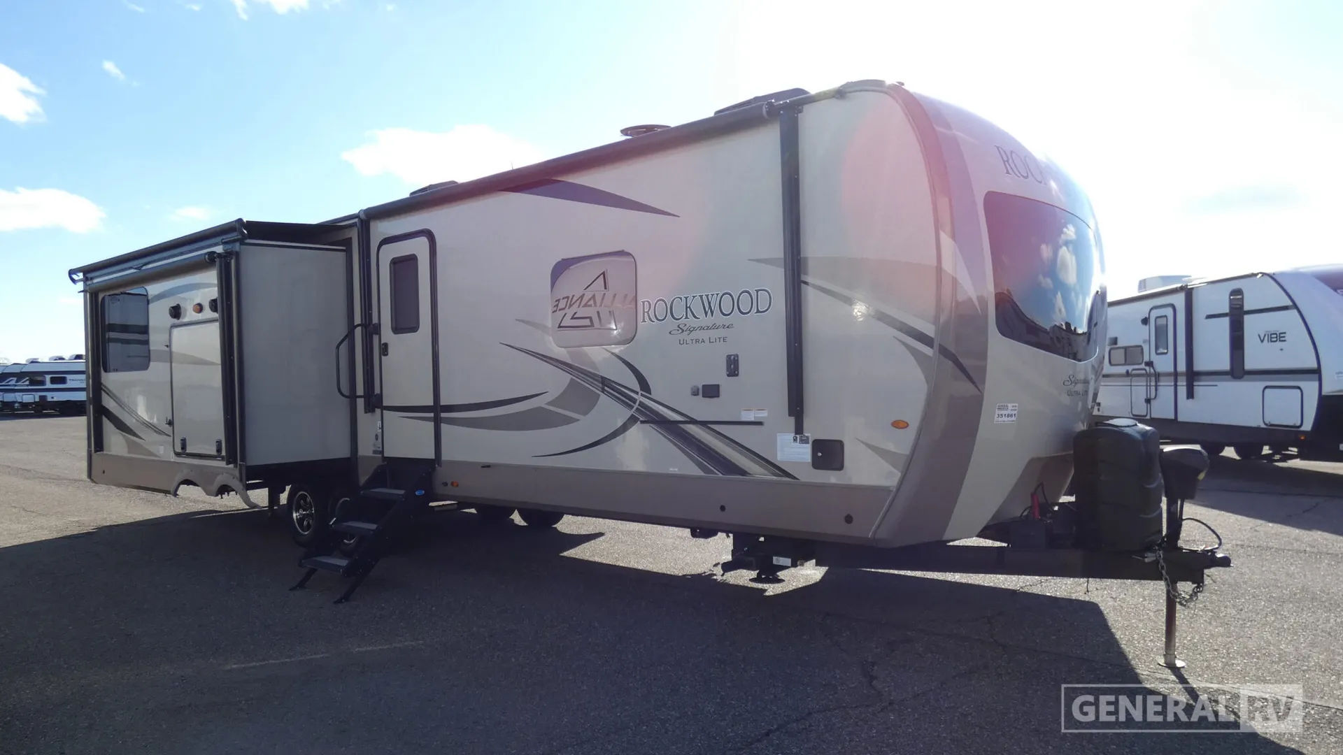 2018 Forest River Rockwood Signature Ultra Lite 8332BS - Photo 2