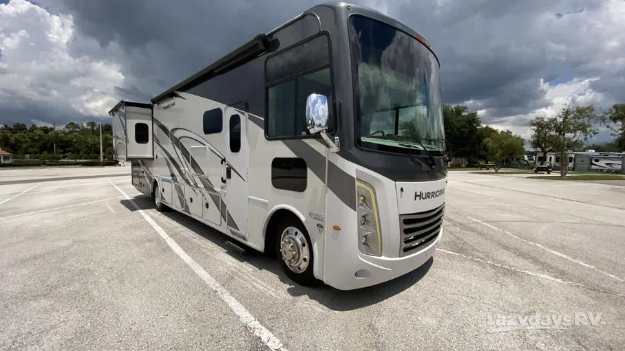2023 Thor Motor Coach Hurricane 35M - Photo 2