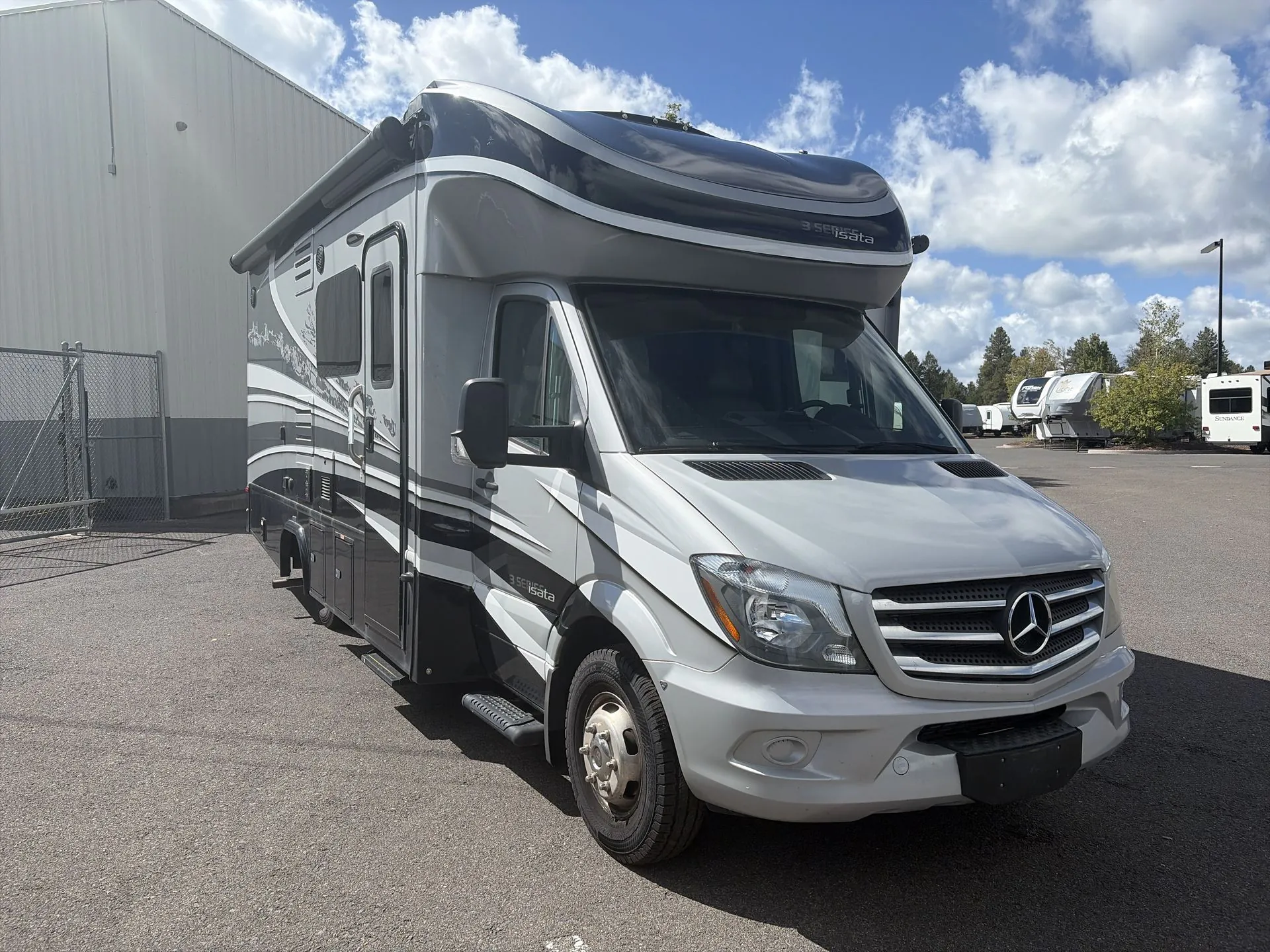 2019 Dynamax Corp Isata 3 Series 24FW - Photo 2