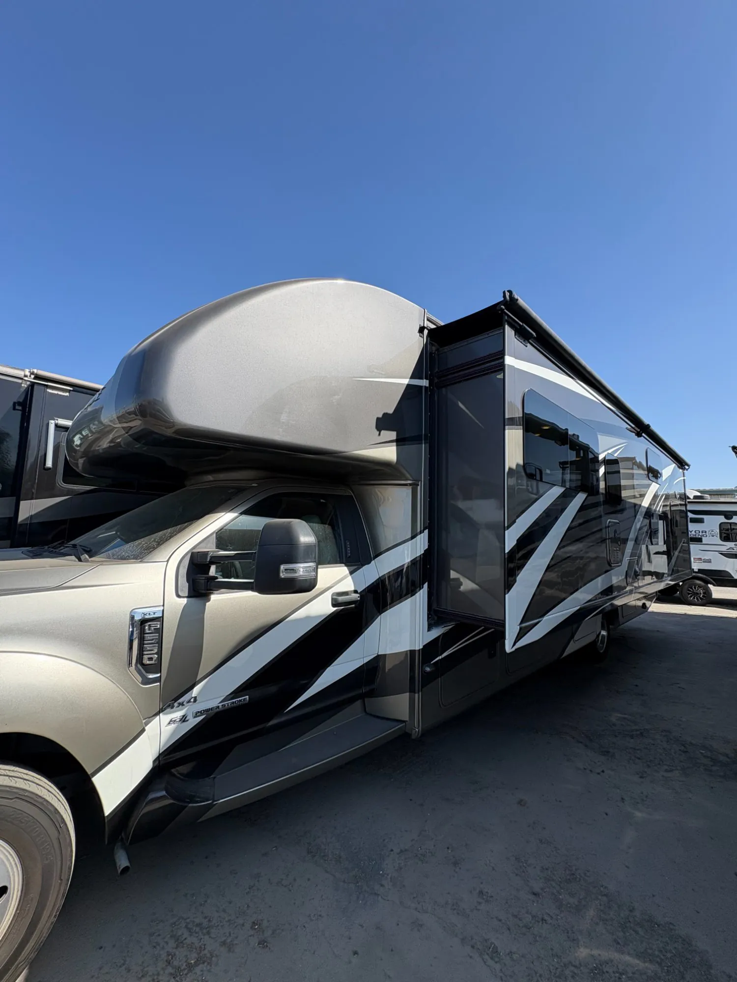 2022 Thor Motor Coach Magnitude RB34 - Photo 3