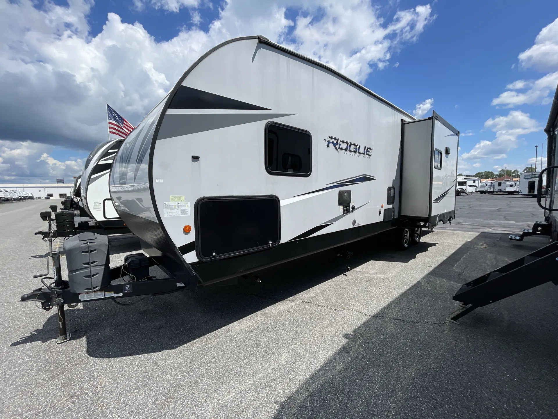 2021 Forest River Vengeance Rogue 26V — off campside