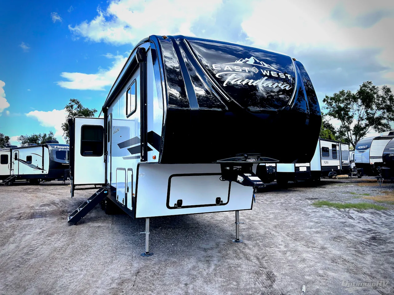 2024 East to West Tandara 320RL - Photo 2