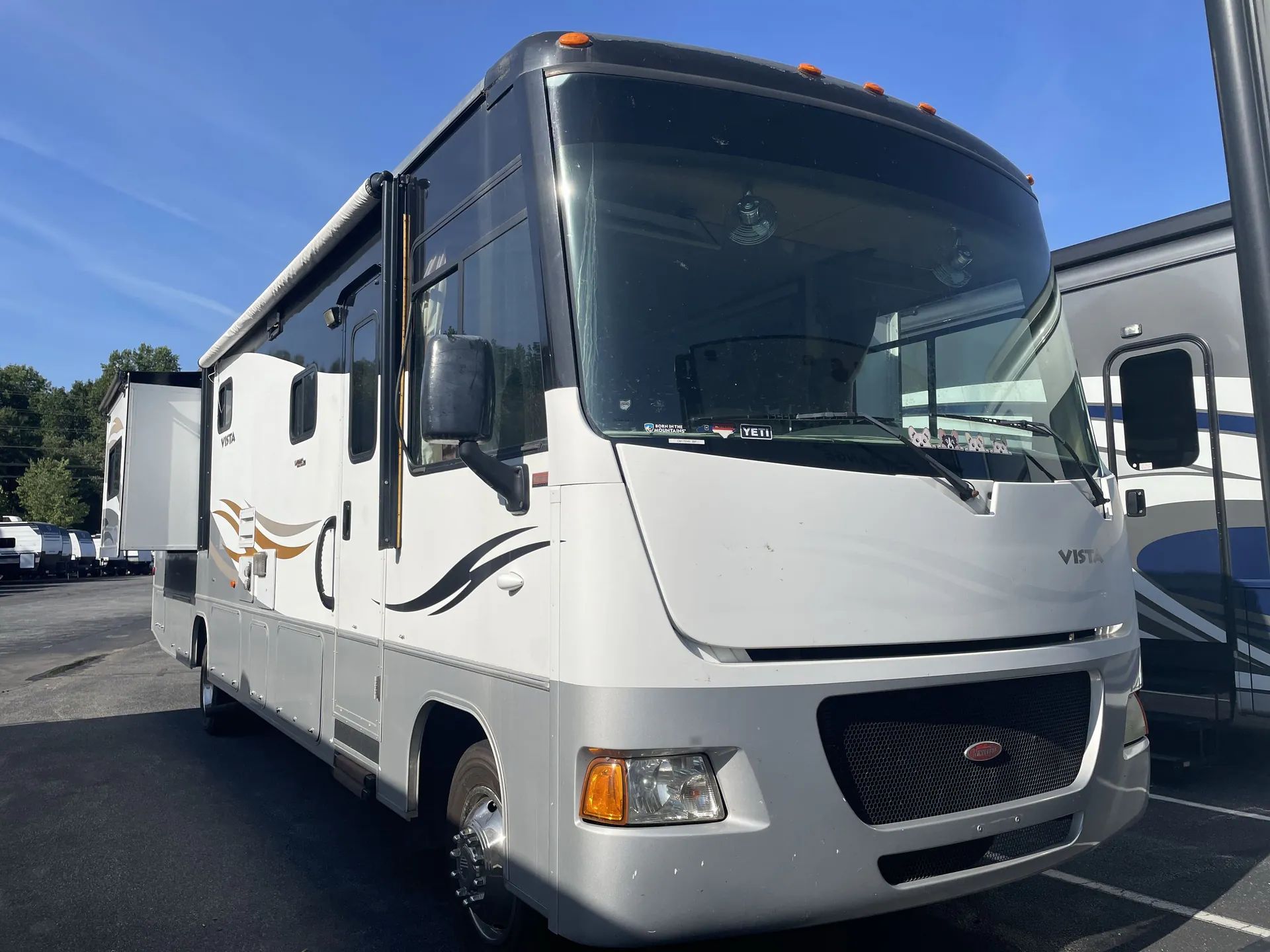 2011 Winnebago Vista 35F - Photo 2