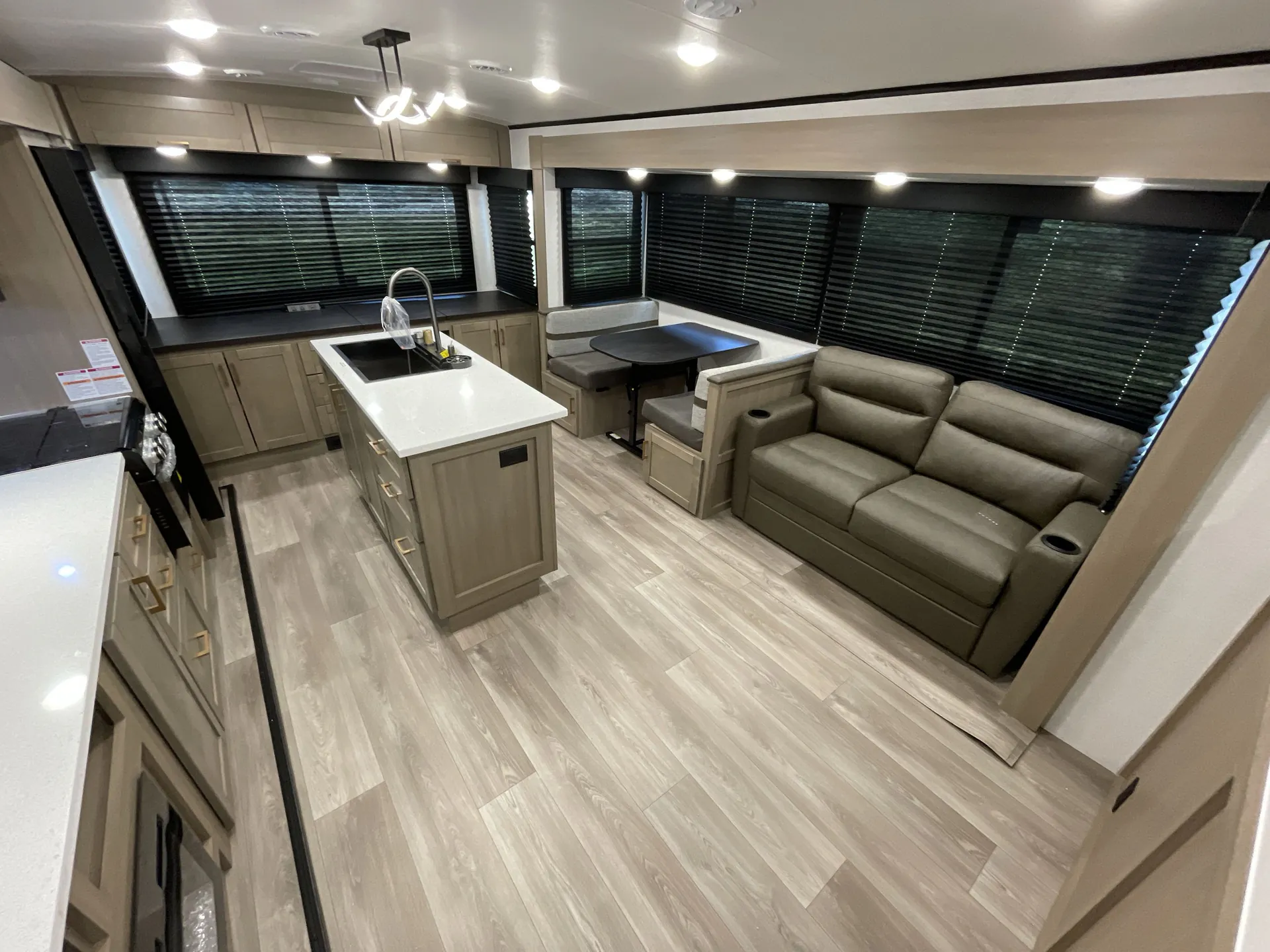 2027 Highland Ridge Range Lite 280MKI — living area main
