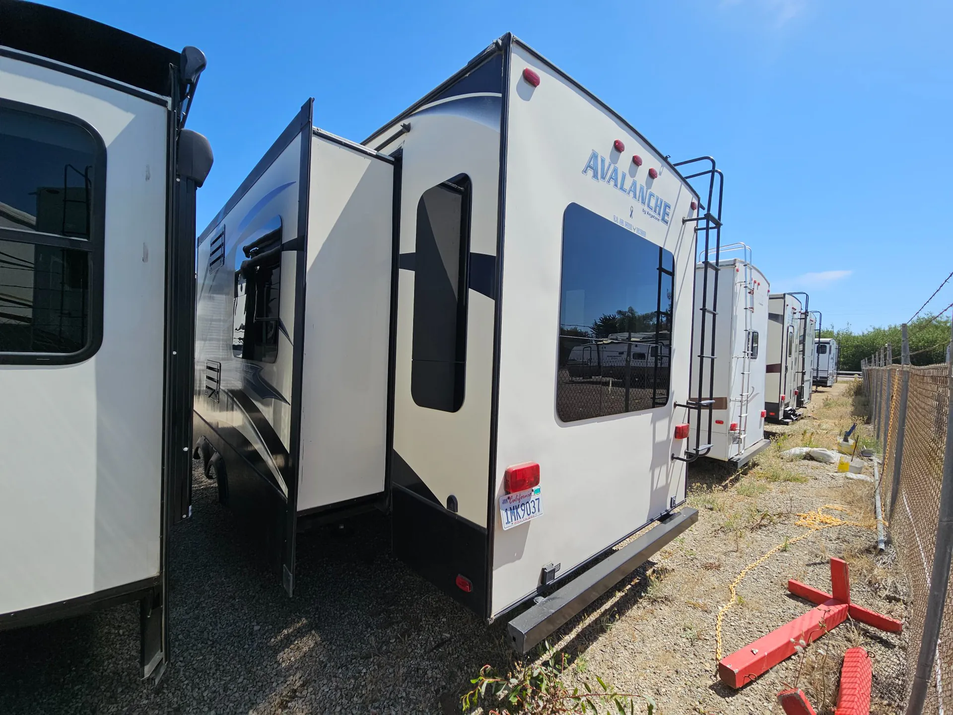 2014 Keystone Avalanche 295RL - Photo 4