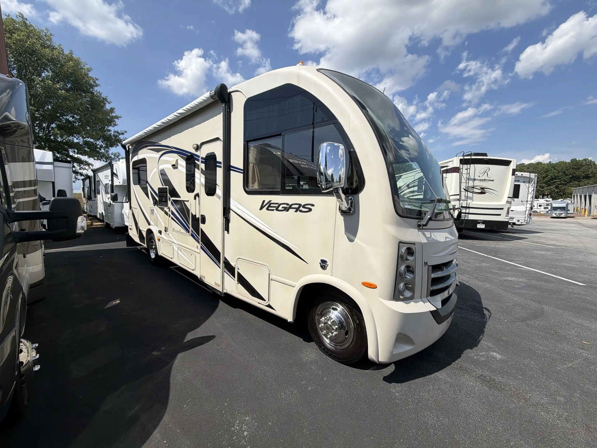 2015 Thor Motor Coach Vegas 24.1 - Photo 2