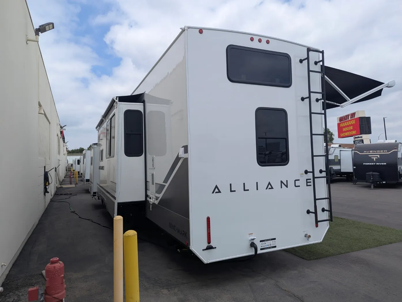 2027 Alliance RV Benchmark 44LFT - Photo 4