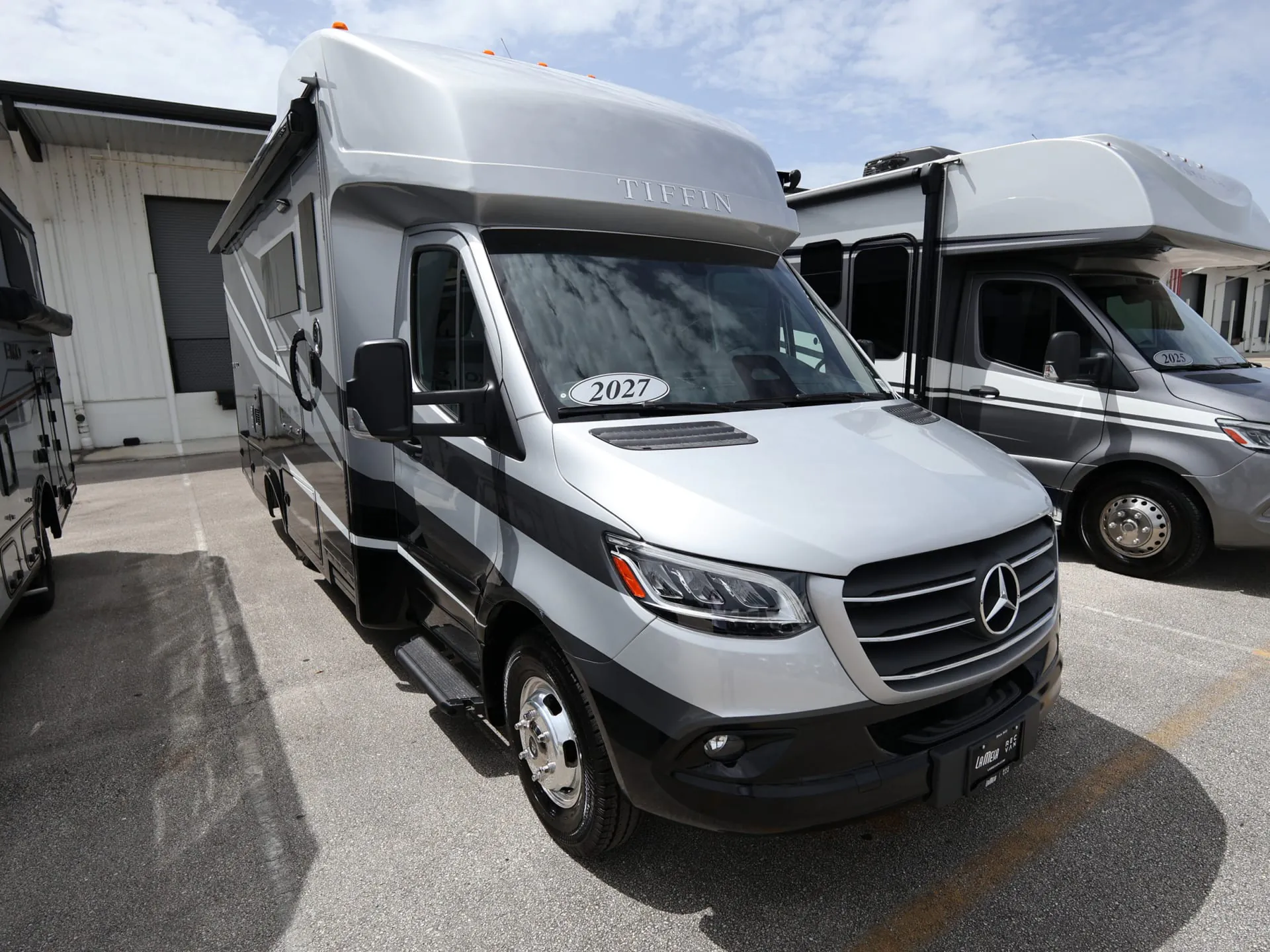 2027 Tiffin Wayfarer 25 RW dealer photo 1 from La Mesa RV Center