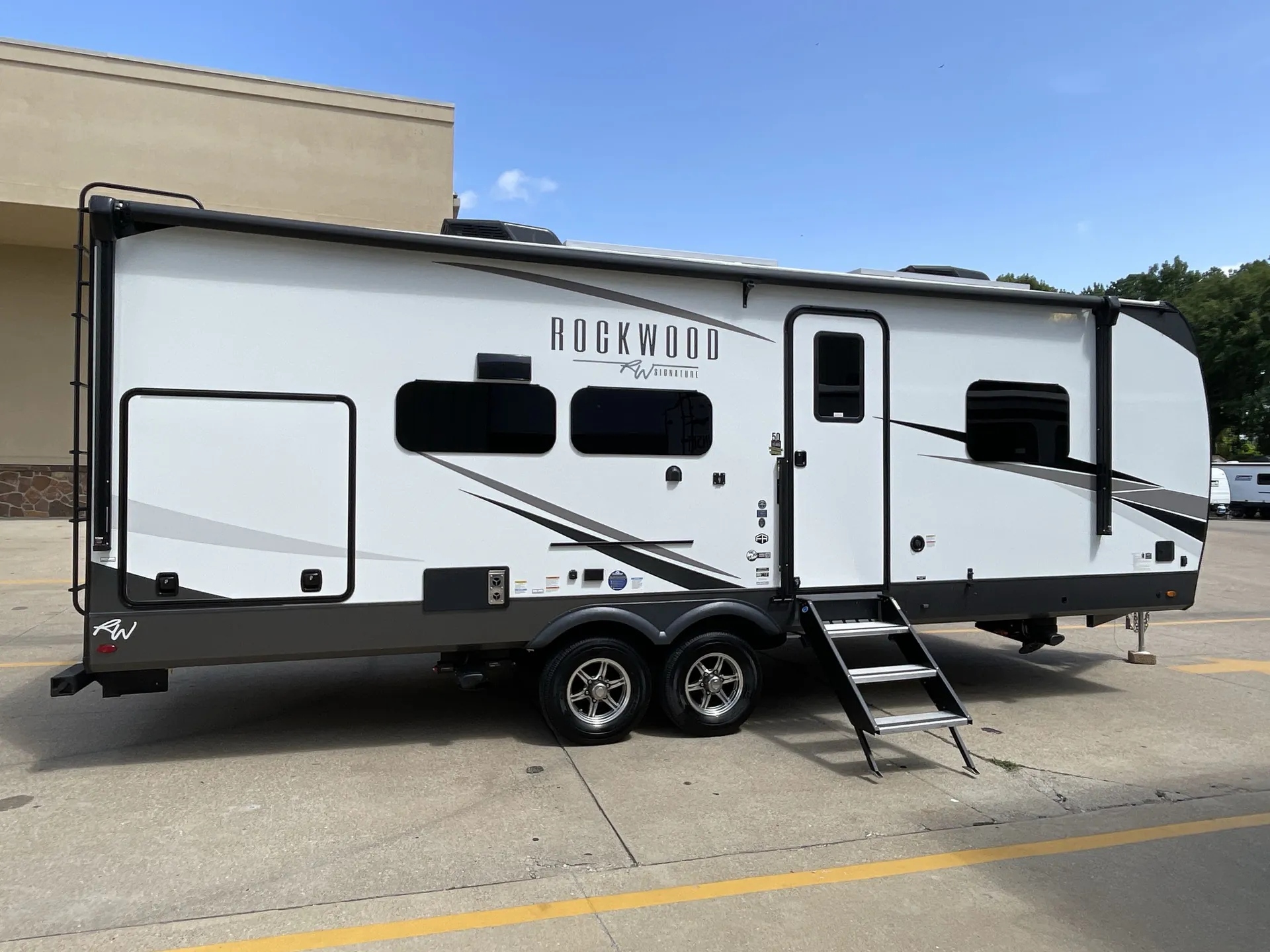 2025 Forest River Rockwood Signature 8265KBS — campside