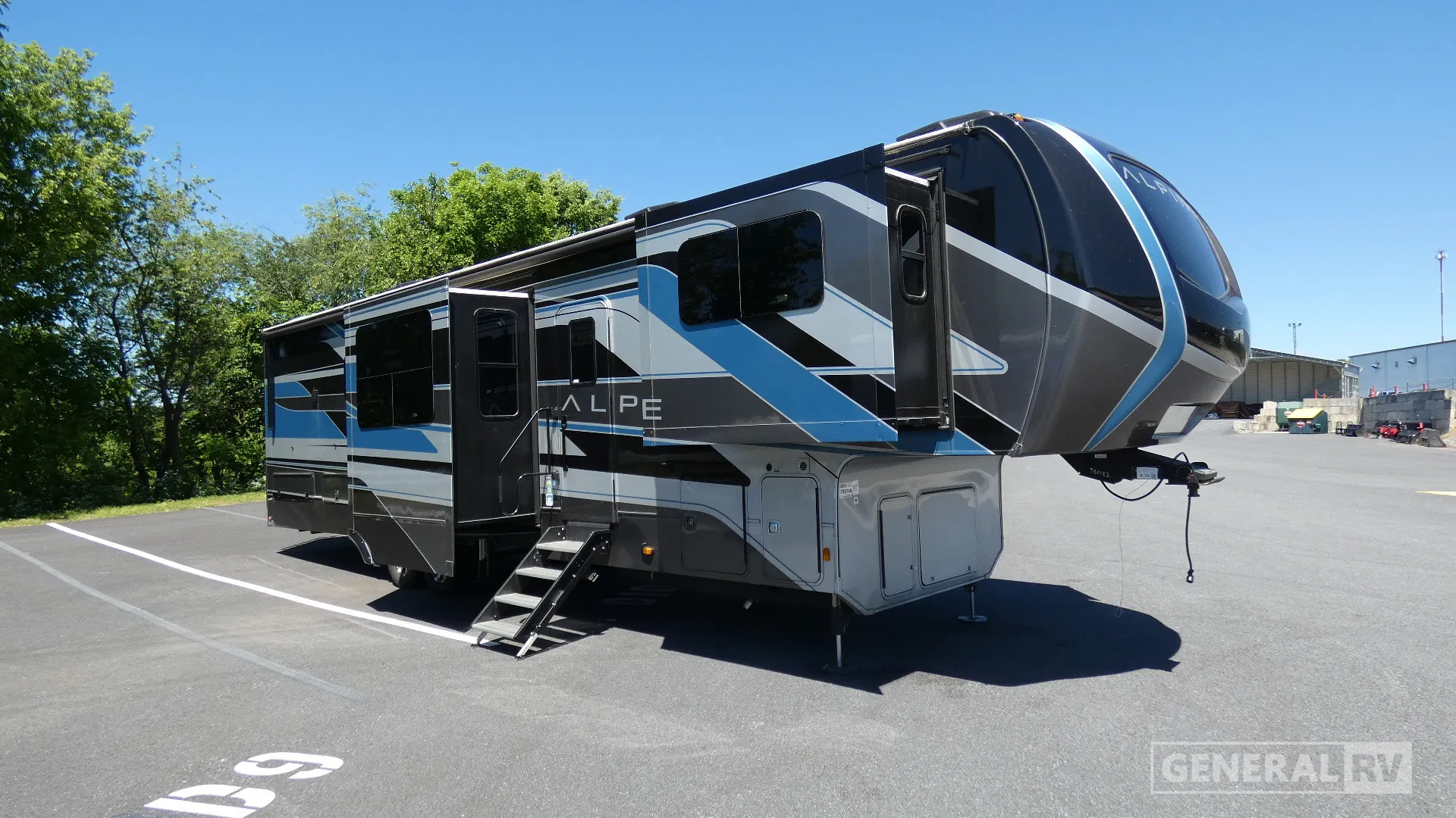 2025 Keystone Alpine 3700FL - Photo 2