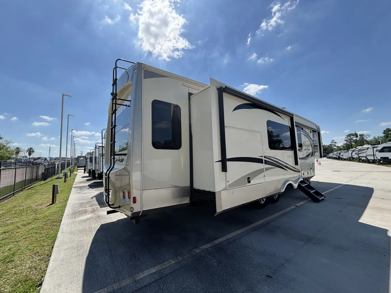 2018 Forest River COLUMBUS 366RL - Photo 2