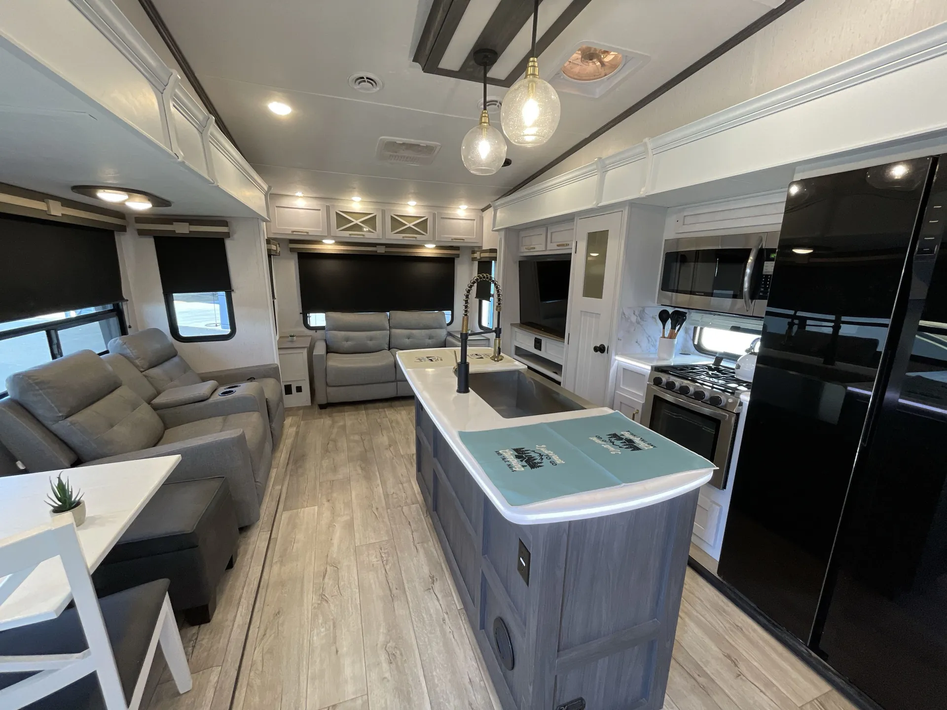 2023 Dutchmen Astoria Platinum 3173RLP — living area main