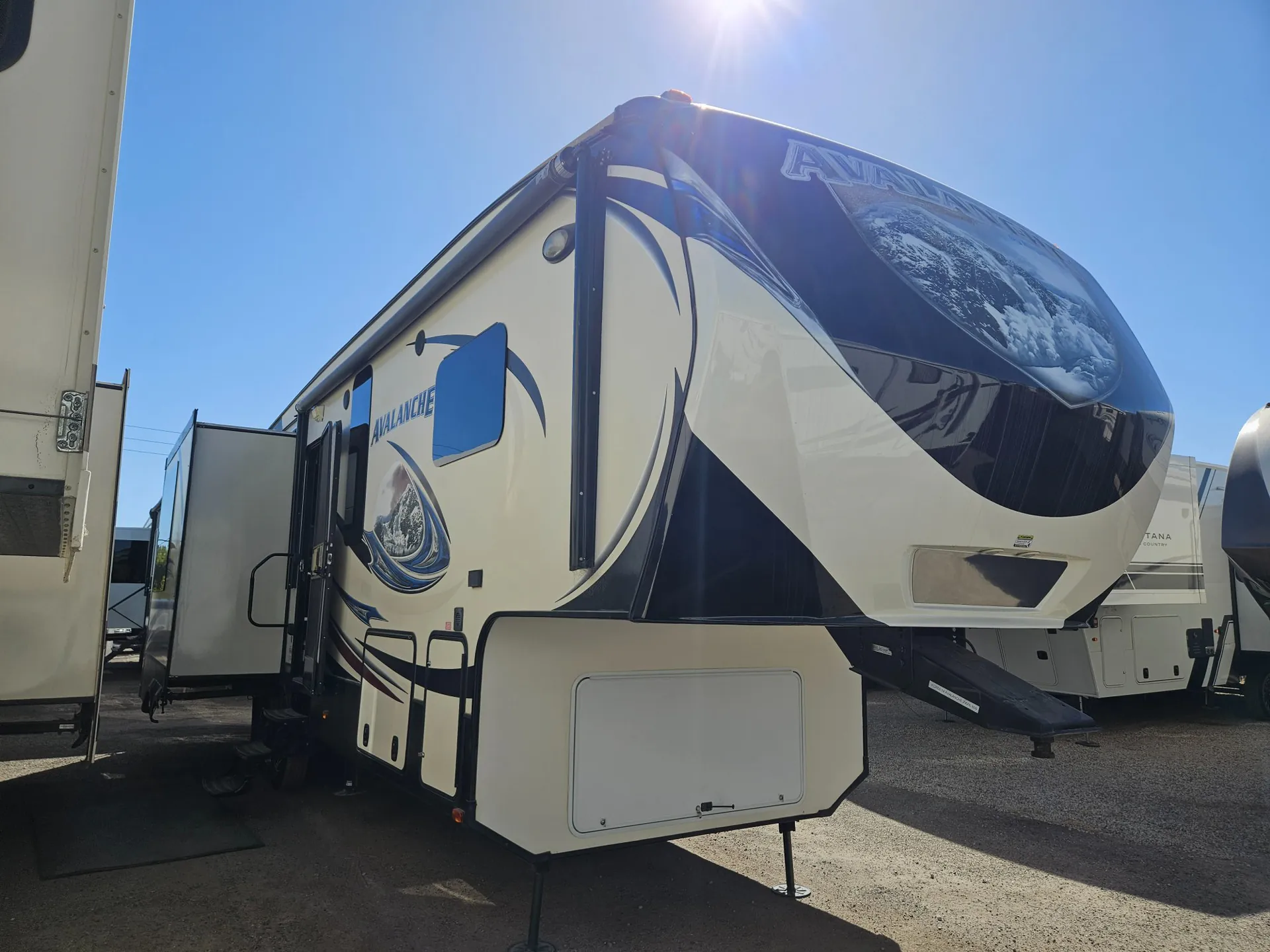 2014 Keystone Avalanche 295RL - Photo 2