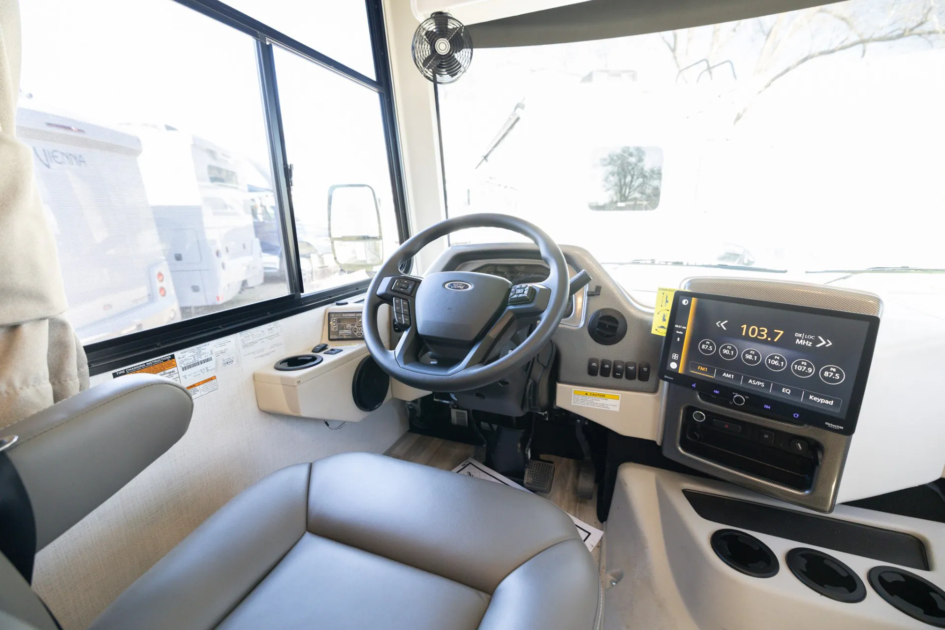 2026 Thor Motor Coach Windsport 29L - Photo 3