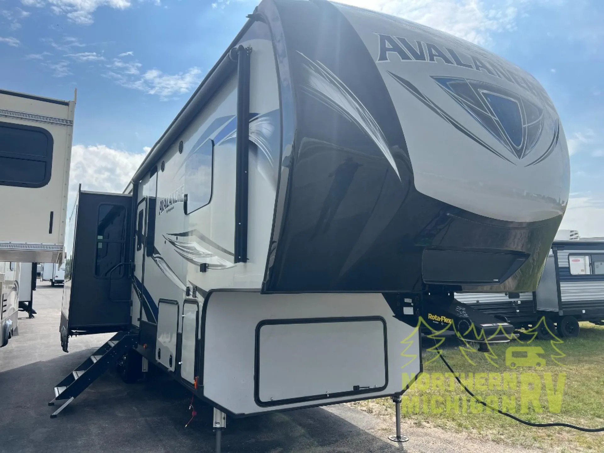 2018 Keystone Avalanche 321RS - Photo 2