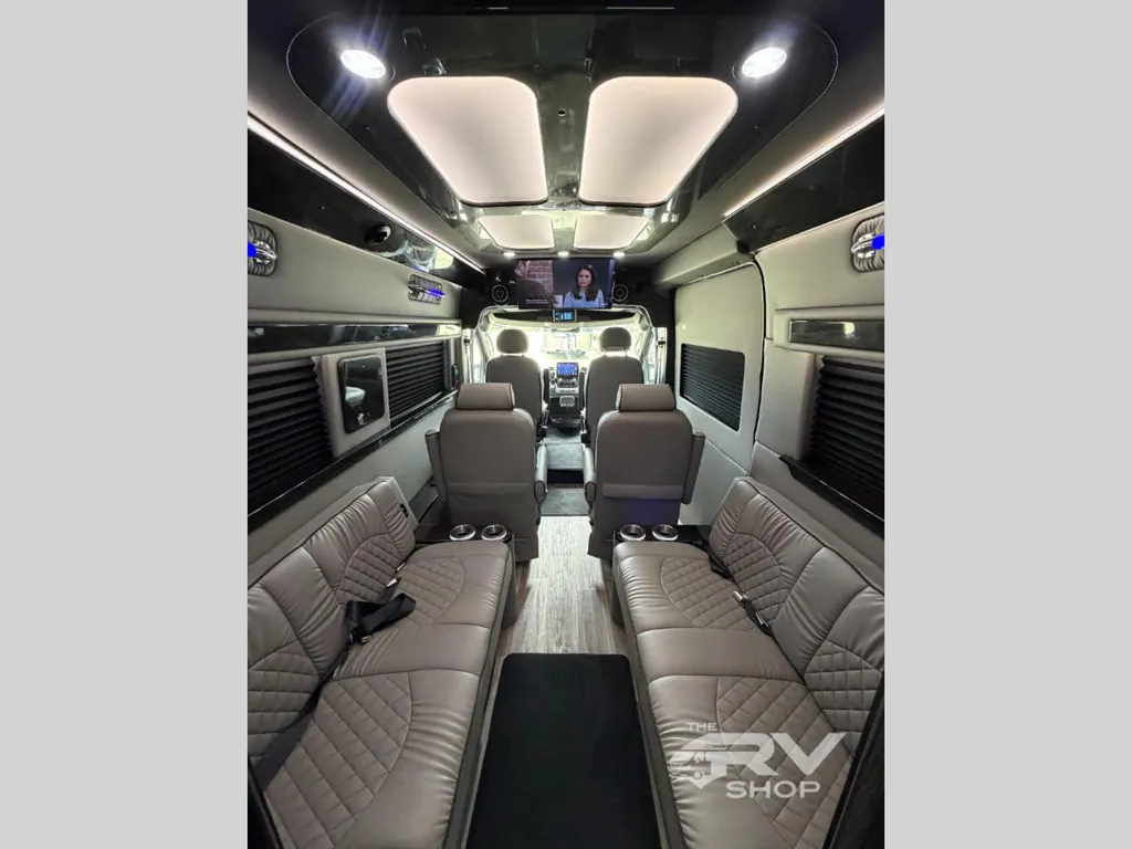2025 Midwest Automotive Designs Luxe Cruiser D4, Photos photo 16
