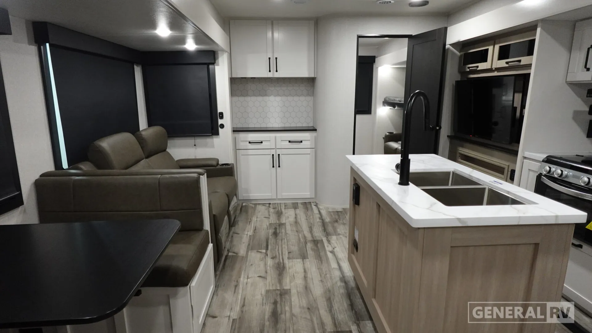 2026 Highland Ridge RV Roamer Light Duty 31TBTS - Photo 3