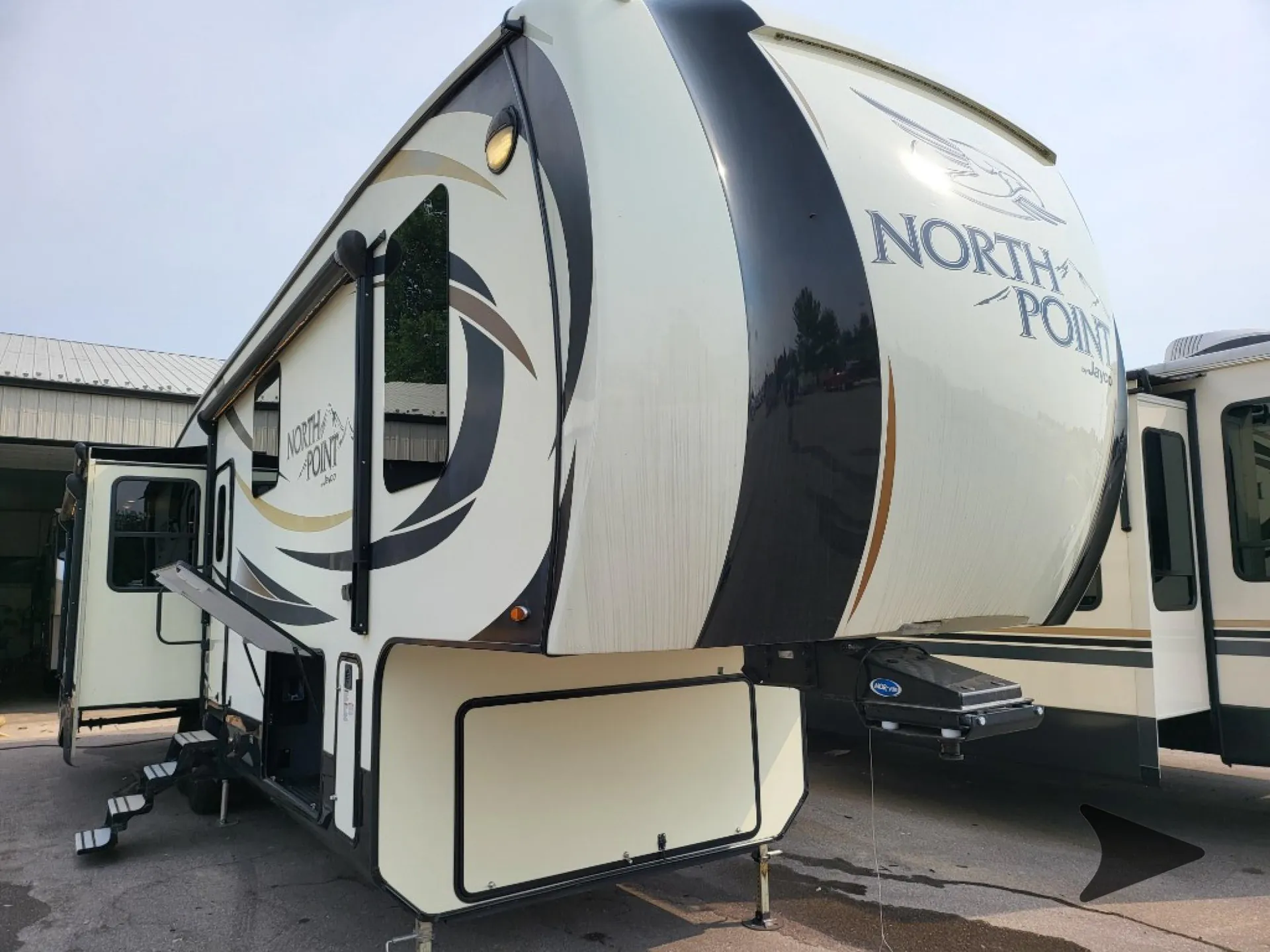 2017 Jayco North Point 315RLTS - Photo 2